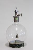 Instrument de démonstration en acoustique : ballon avec clochette pour l'étude du son dans le vide