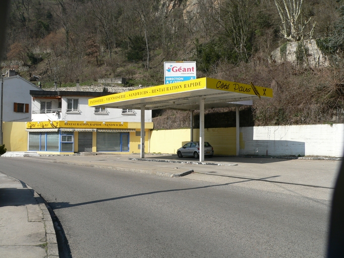 Ancienne station service actuellement sandwicherie