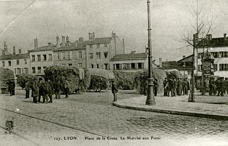 Place de la Croix, puis du Marché aux Grains et aux Fourages, puis Victorien-Sardou, actuellement place Stalingrad
