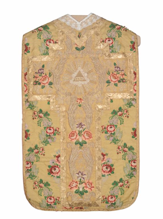 chasuble, étole, manipule, voile de calice, bourse de corporal : ornement doré