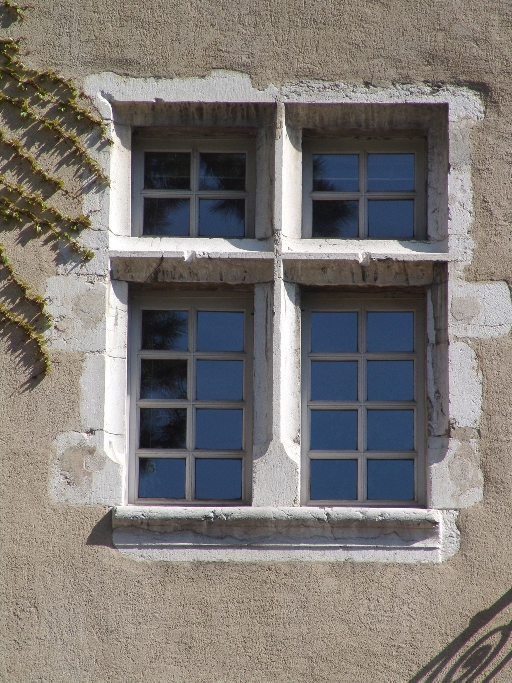 Château fort, puis château, actuellement hôtel de ville