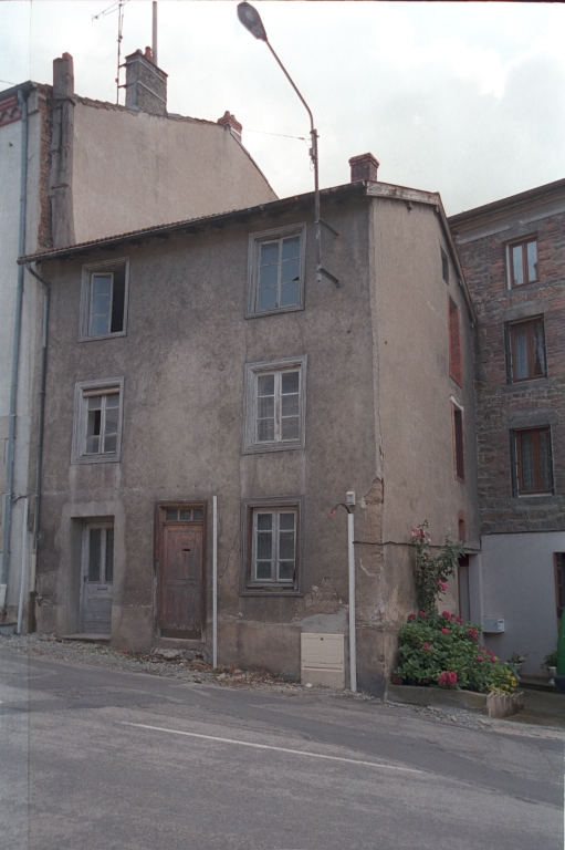 Les maisons, magasins de commerce et immeubles de la commune de Sail-sous-Couzan