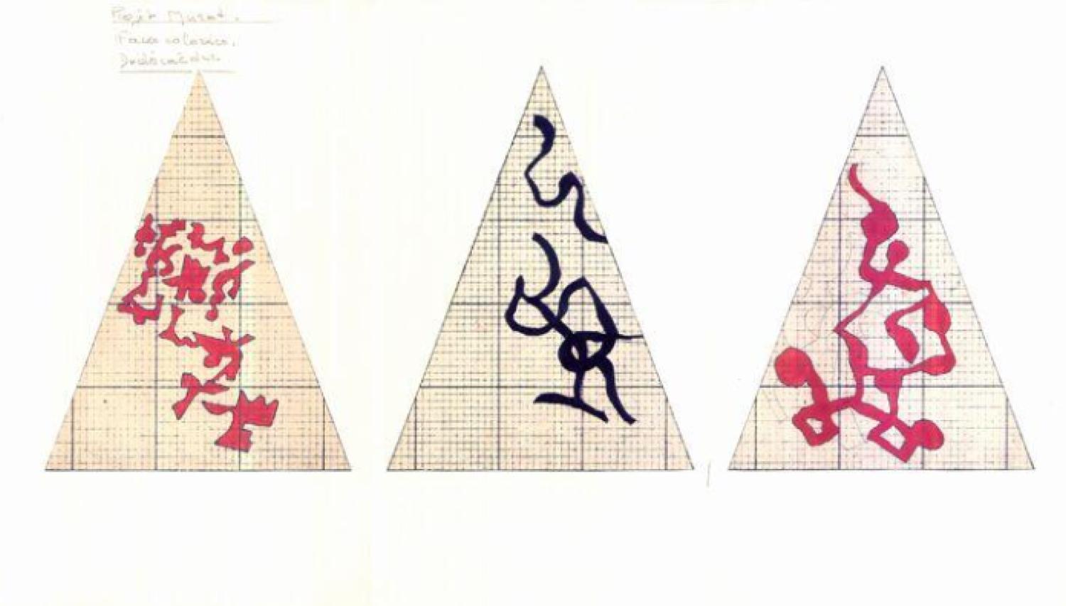 Installation ; sculpture : pyramide, aire de jeux, enseigne