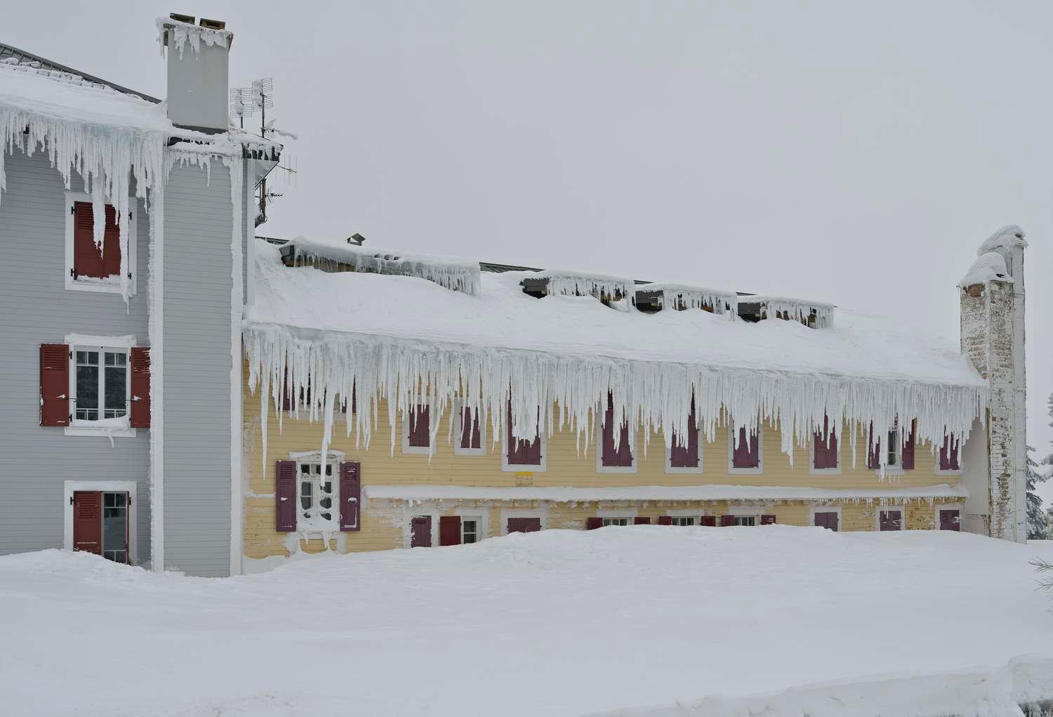 Hôtel de voyageurs, dit chalets-hôtels du Mont-Revard, puis Grand Hôtel PLM du Mont-Revard, actuellement immeuble à logements