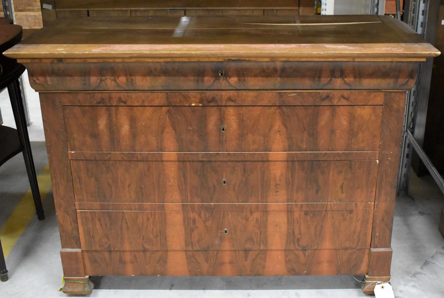 Commode à quatre niveaux de tiroirs