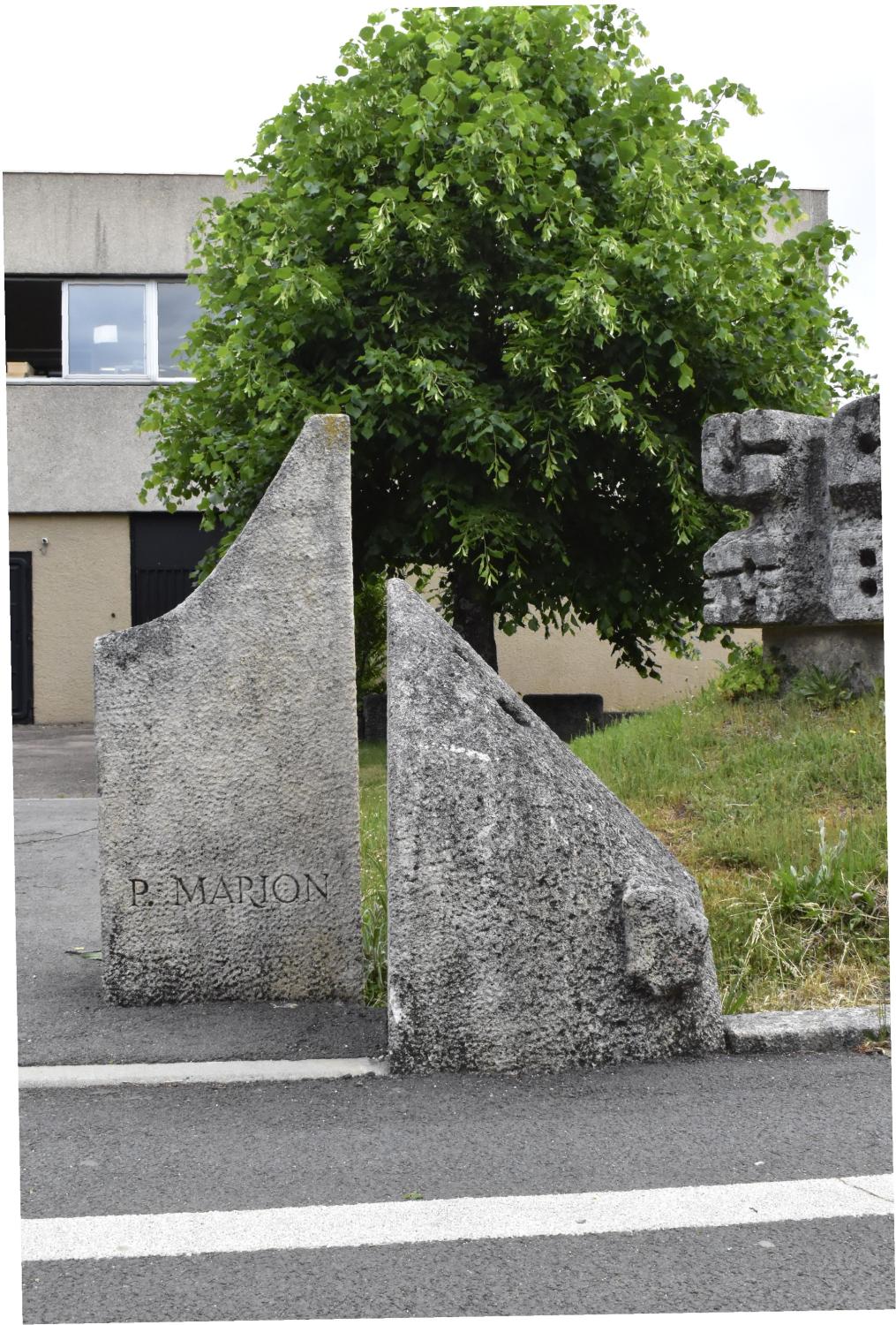 Oeuvre du 1% artistique du lycée professionnel Desaix de Saint-Eloy-les-Mines : ensemble d'éléments sculptés