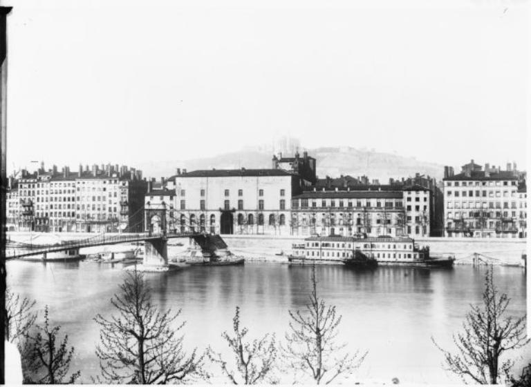 Collège de jésuites puis d'oratoriens, dit Collège de la Trinité ou Grand Collège, actuellement lycée Ampère