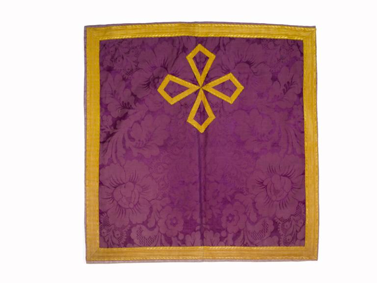 voile de calice, chasuble (non étudiée) : ornement violet