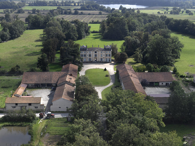 Communs et ferme du château des Peynots