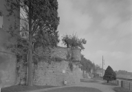 Mur d'enceinte le long de la Saône, avec échauguette. Au 1er plan l'inscription indiquant la réparation du mur en 1640 par M. Mercier, maçon.