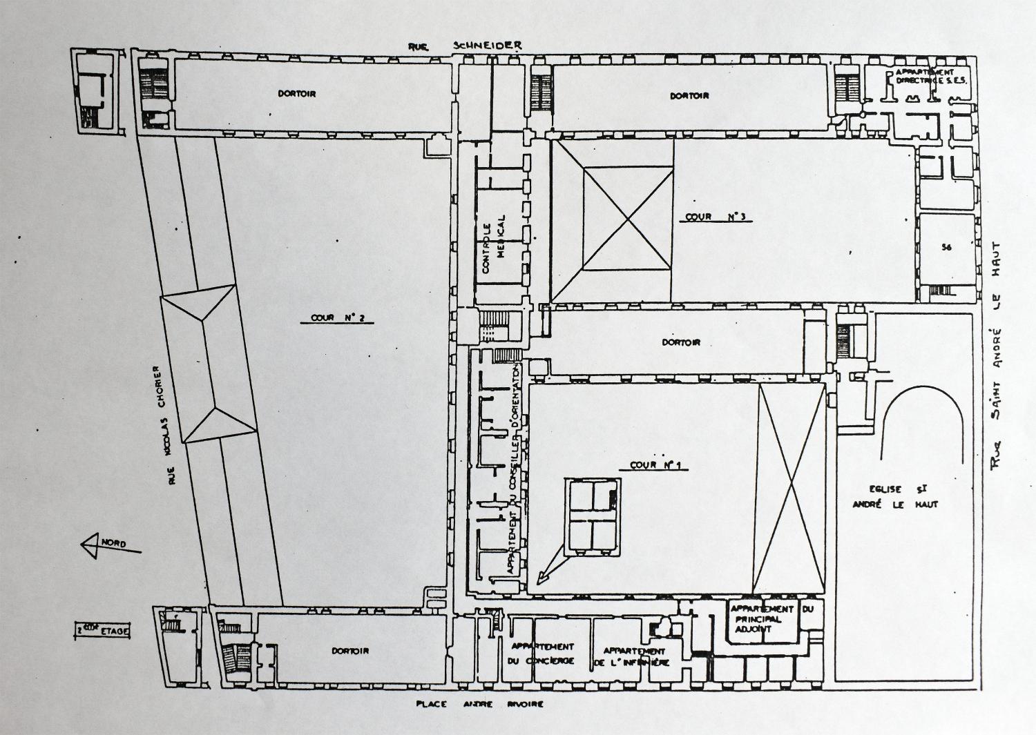 Collège de jésuites, puis institut national, école centrale supplémentaire, école communale secondaire, collège communal et école pratique de commerce et d'industrie, lycée, actuellement collège François-Ponsard