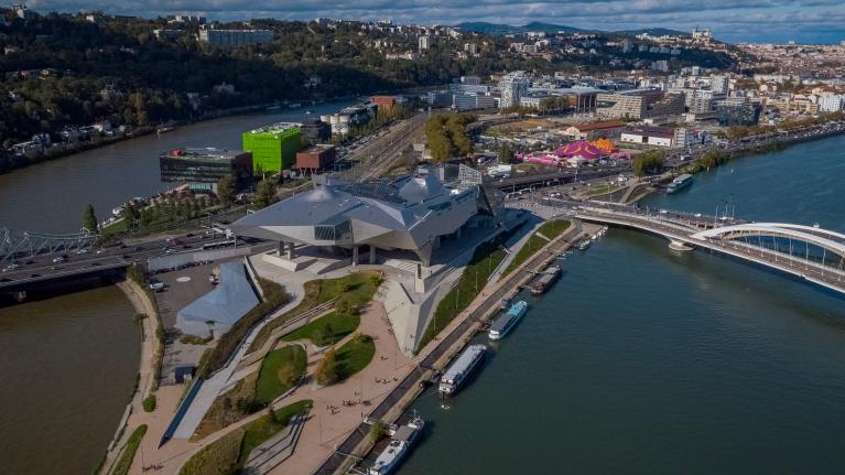 Usine de chaudronnerie des Ateliers de Construction du Rhône Laurent Chevalier puis Grenier puis Paul Dulac et Nas puis entrepôt à charbon Girard actuellement reconversion de la halle dite H7 en pôle numérique