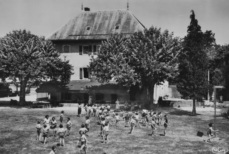 Maison forte de la Forest, puis faïencerie de la Forest, puis colonie de vacances l’Aygadièro, actuellement maison et immeuble à logements