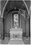 ensemble (verrière, peinture murale, 3 plaques funéraires, autel, lampe de sanctuaire)