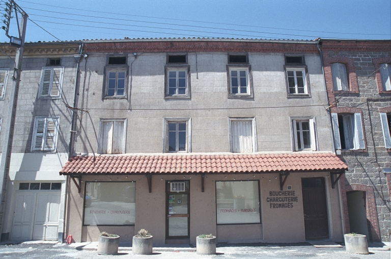 Les maisons, magasins de commerce et immeubles de la commune de Sail-sous-Couzan