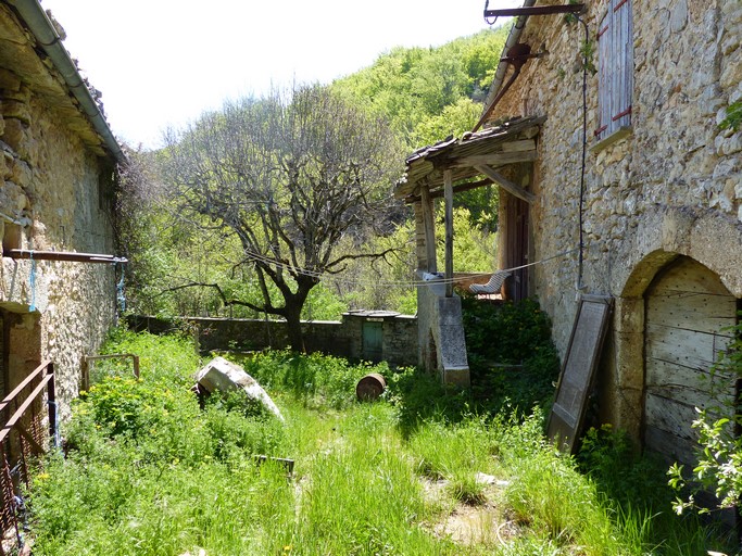 Cour, vue d'ensemble prise du nord.