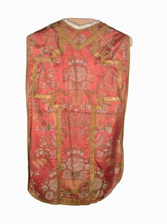 chasuble, étole, manipule : ornement rouge ou rose