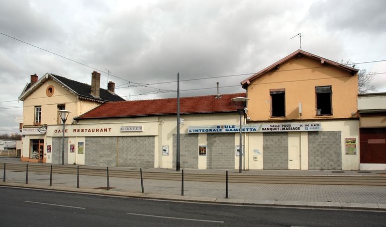 Maison, usine de taille de matériaux de construction : marbrerie Bregnon-Prina ; restaurants Le clos fleuri Boule L'Intégrale Gambetta