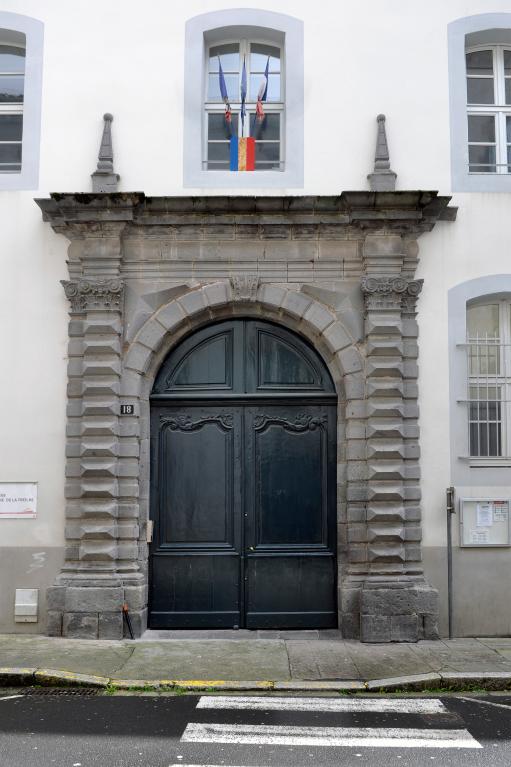 Portes (décor d'élévation extérieure) : portes du collège Jeanne de la Treilhe